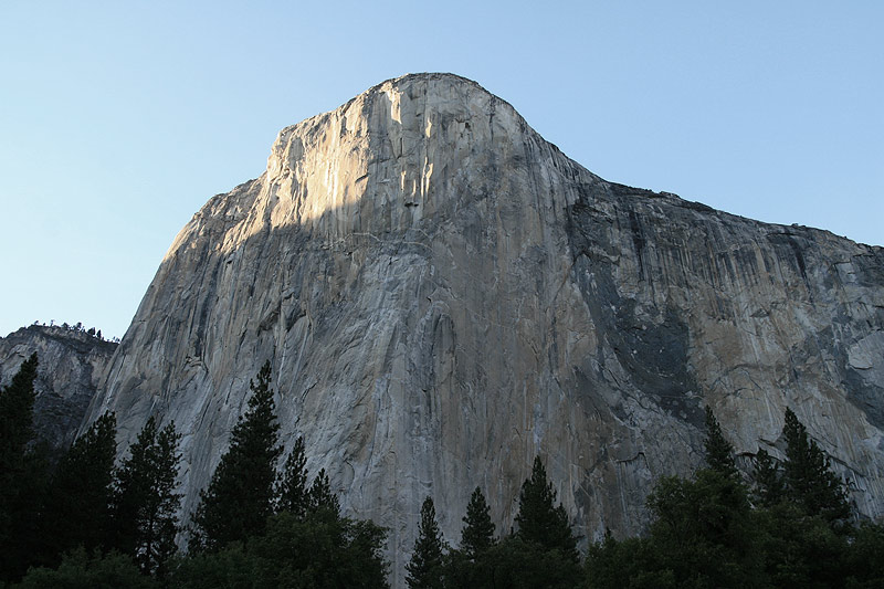 El Cap. Kilometrová stěna. 30 délek lezení. 3 bivaky