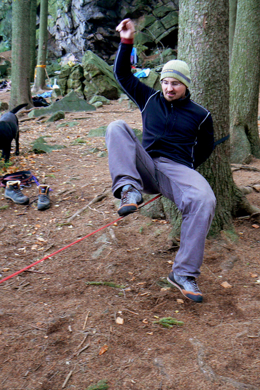 Vojta ukazuje, co vše se dá na slack line provádět